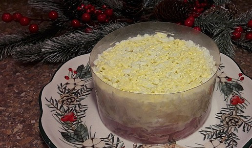 1. Этап. Новогодний салат с ананасами и индейкой: 5 слой - яйца, 6 слой - сетка из майонеза