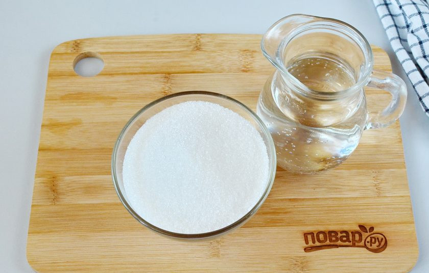 1. Этап. Ликер из калины: Из сахара и воды сварите сироп. Остудите его до комнатной температуры.