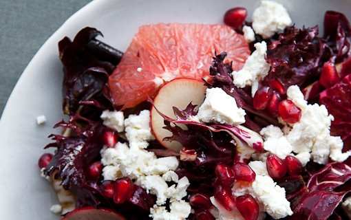 1. Этап. Салат ко дню влюбленных: 3. Дальше выкладываем звездочки цитрусов, кружочки редиса, посыпаем все зернами граната и тертой брынзой.