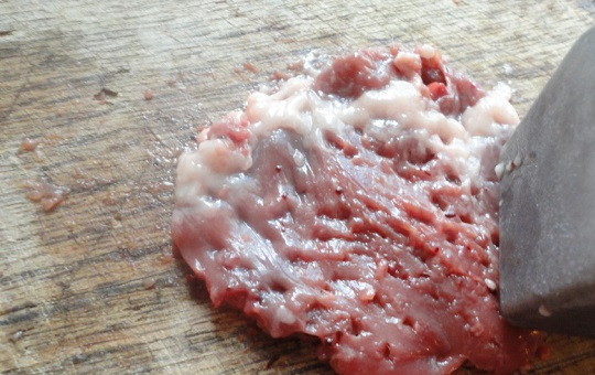 1. Этап. Отбивные из куриных сердечек: 2. Затем их нужно аккуратно отбить с двух сторон молоточком. Чтобы отбивные из куриных сердечек в домашних условиях не потеряла форму, можно предварительно накрыть сердца пищевой пленкой.