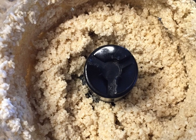 1. Этап. Соус Восточный тахини: 3. Добавьте виноградное масло.