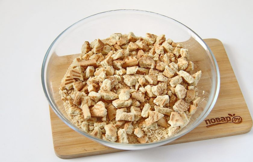 1. Этап. Кондитерская колбаска из печенья: 3. Остальную часть печенья измельчите в крупную крошку.