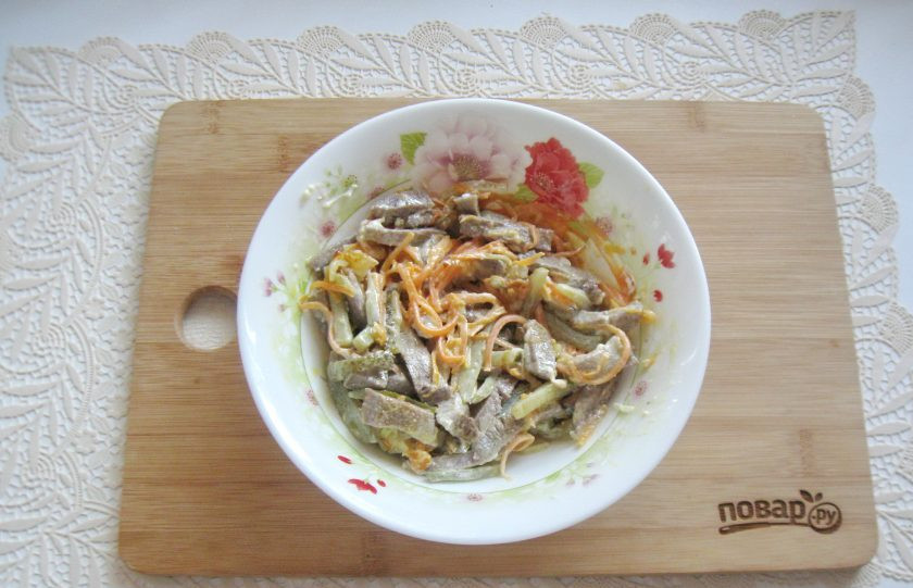 1. Этап. Салат с языком и морковью: Перемешайте все ингредиенты салата.