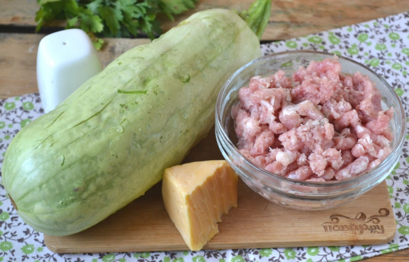 1. Этап. Кабачки в духовке с фаршем: Подготовьте все необходимые ингредиенты. Кабачки хорошенько потрите губкой и промойте, запекать мы их будем в кожуре, поэтому она должна быть идеально чистой.