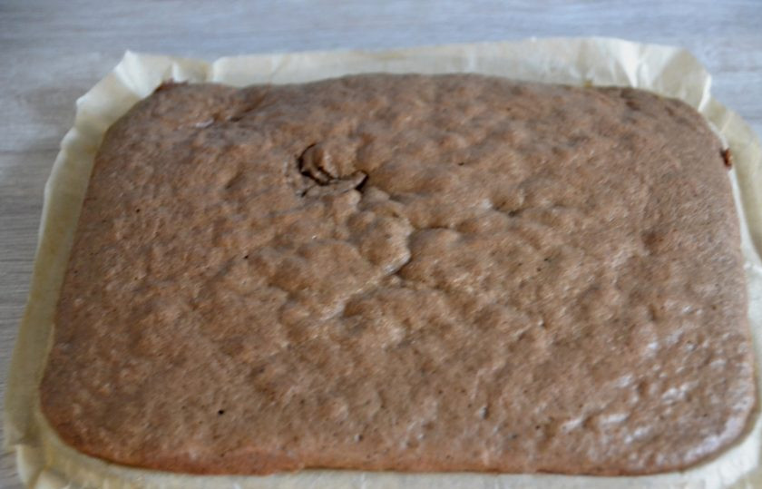 1. Этап. Пирожное Баунти: Выпекайте бисквит при температуре 180 градусов примерно 15 минут. Готовый бисквит полностью остудите.