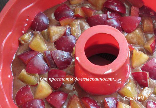 1. Этап. Творожно-шоколадный кекс с алычой: Сверху разложите алычу, нарезанную на кусочки (я еще предварительно смешала её с 1/3 ч. л. крахмала).