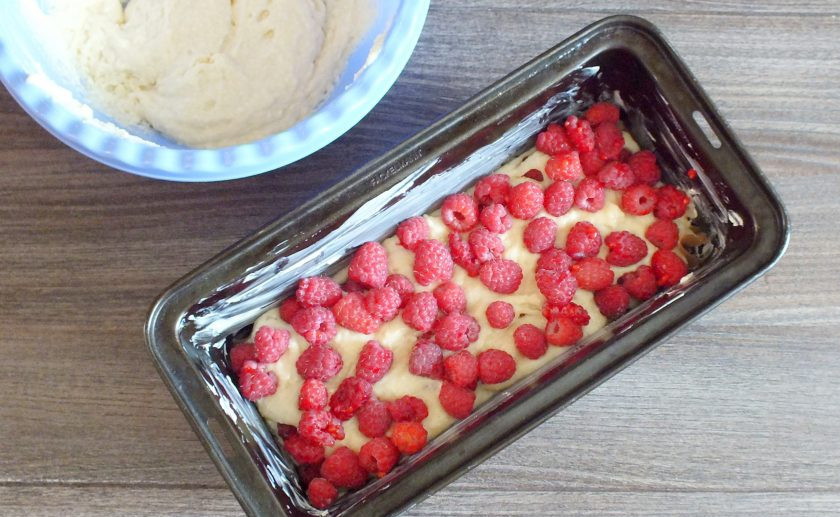 1. Этап. Творожный кекс с малиной: Далее опять часть теста и остаток малины.