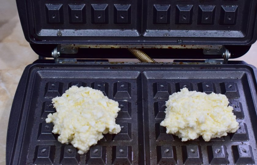 1. Этап. Сырники в вафельнице: На горячую вафельницу выложите ложкой немного творожного теста. Если не уверены в вафельнице, то можно смазать её поверхность растительным маслом.