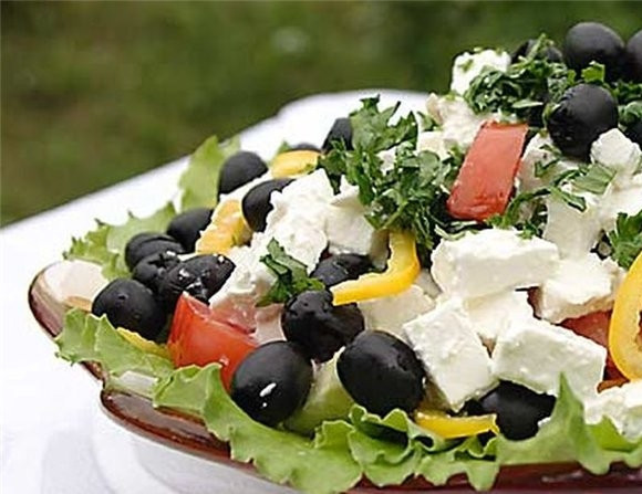 1. Этап. Греческий салат с фетаксой: Все ингредиенты сложим в салатник, польем лимонным соком и маслом, посолим, поперчим, добавим сушеный орегано и осторожно, чтобы не превратить сыр в крошево, перемешаем.