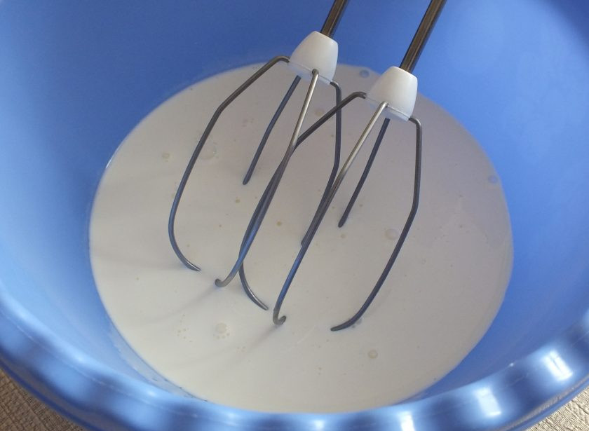 1. Этап. Булочки со взбитыми сливками: Пока выпекаются булочки, сделайте крем. Охлажденные сливки взбейте до легкого загустения.