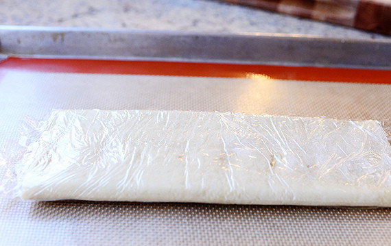 1. Этап. Слоеная пицца с грибами: Разморозить тесто.