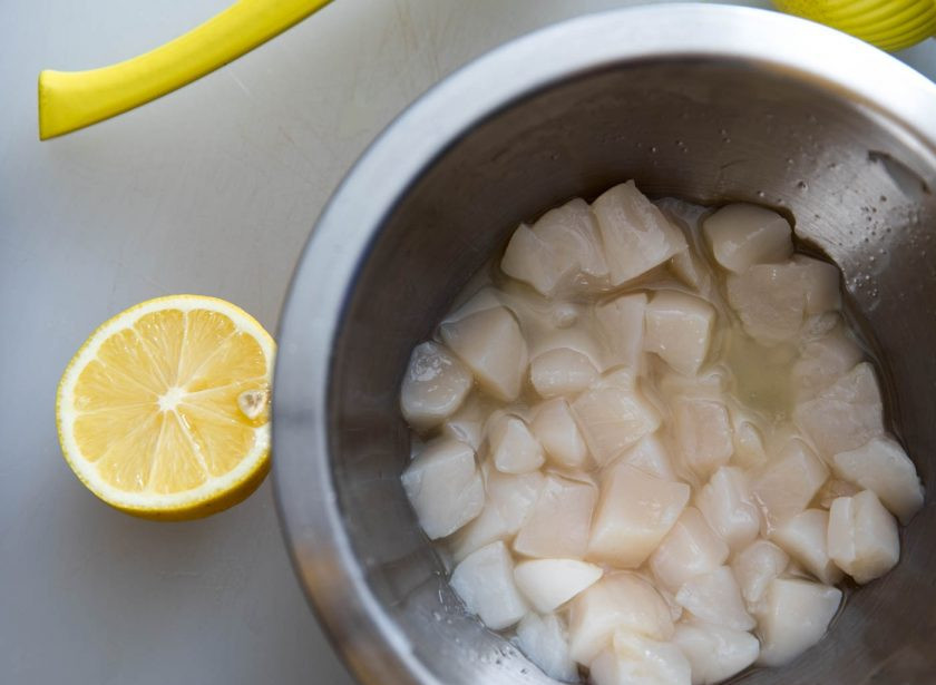 1. Этап. Морской салат с креветками: Гребешки промываем и режем кубиками со стороной около 1,5 см. Заливаем 50 мл лимона и оставляем.