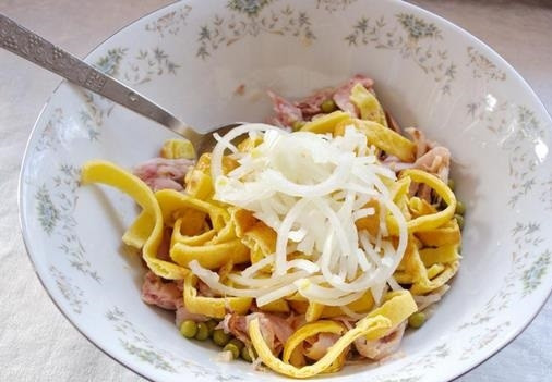 1. Этап. Салат с куриной копченой грудкой простой: 6. Добавьте в салатник нарезанный омлет и лук, предварительно отжав маринад. Аккуратно перемешайте, заправьте по вкусу майонезом.