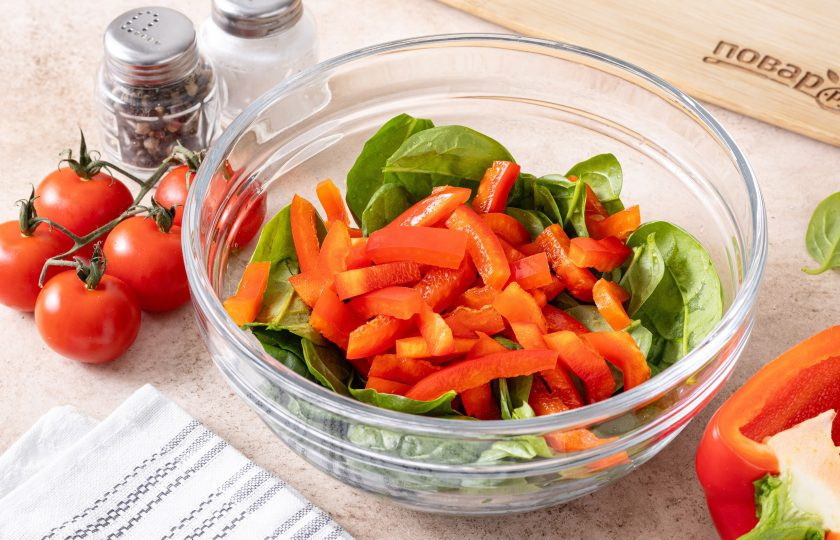 1. Этап. Салат со шпинатом и перцем: Болгарский перец нарежьте соломкой.