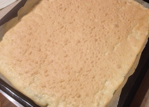 1. Этап. Рулет быстрый: И выпекаем 20 минут до легкого подрумянивания теста.