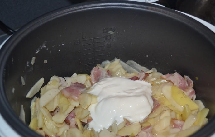 1. Этап. Картошка в сметане в мультиварке: На исходе 20 минут добавляем сметану. Если потребуется, то добавляем еще несколько минут в том же режиме.