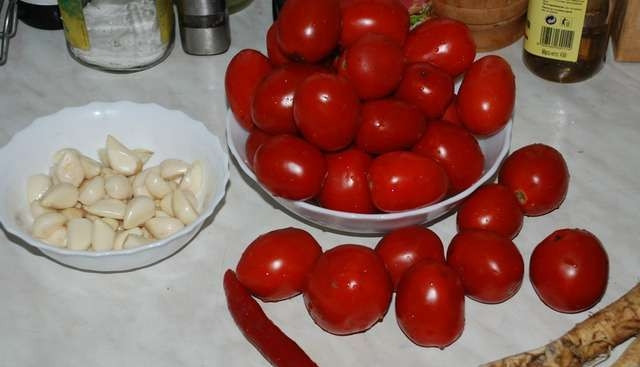 1. Этап. Хреновина (соус): Перец и помидоры промойте. Чеснок с хреном почистите.