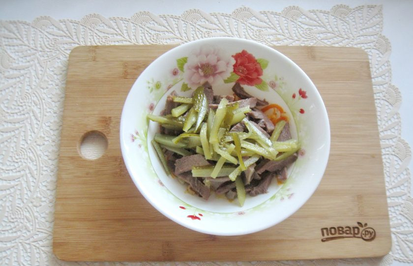 1. Этап. Салат с языком и морковью: Соленые или маринованные огурцы также нарежьте соломкой.