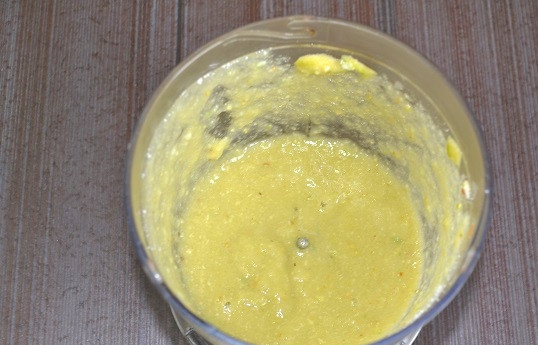 1. Этап. Желе из фейхоа: 6. Еще раз взбейте. Постепенно всыпайте небольшими порциями сахар, чтобы получилась однородная консистенция желе.