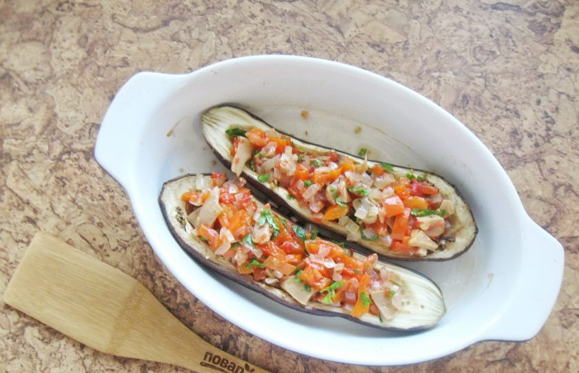 1. Этап. Баклажаны по-турецки: Заполните каждую половинку баклажана приготовленными овощами.