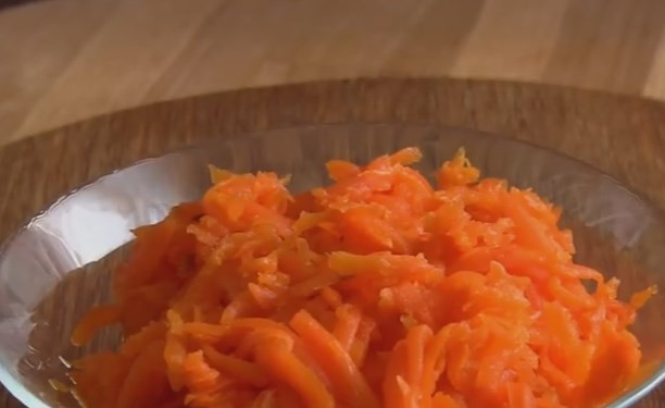 1. Этап. Слоеный салат Королевская шуба: 3. Отварную морковь очистите и натрите на крупную терку.