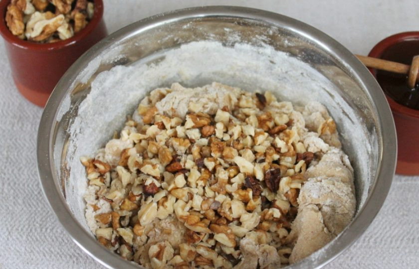 1. Этап. Пряники с грецкими орехами: Добавляем колотые грецкие орехи. Замешиваем тесто.