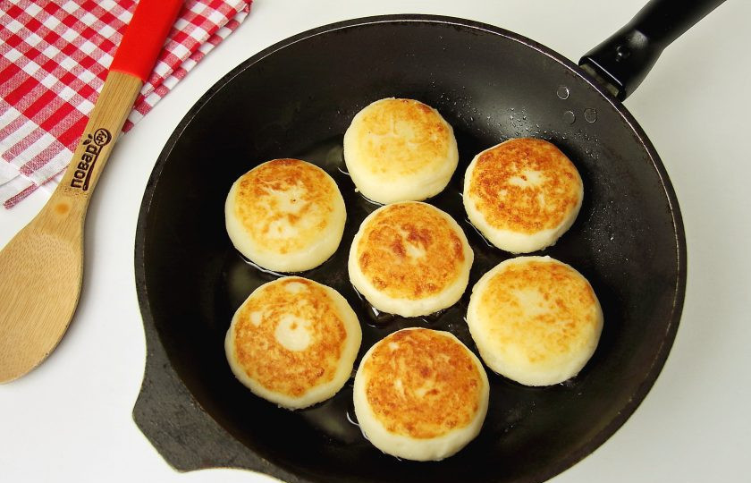 1. Этап. Манные биточки как в детском саду: Обжарьте на растительном масле на сковороде с двух сторон до золотистого цвета.