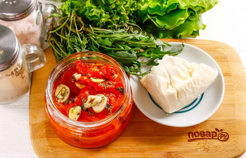 1. Этап. Салат с вялеными помидорами и рукколой: Подготовьте указанные ингредиенты.