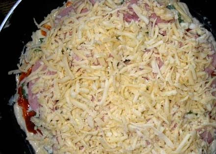 1. Этап. Пицца за 10 минут: Сверху - толстый слой тертого сыра.