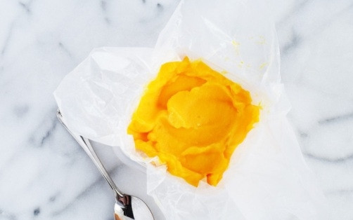 1. Этап. Диетический десерт на праздник: Перекладываем содержимое блендера в один большой или несколько маленьких контейнеров и отправляем в морозилку на 4-5 часов.