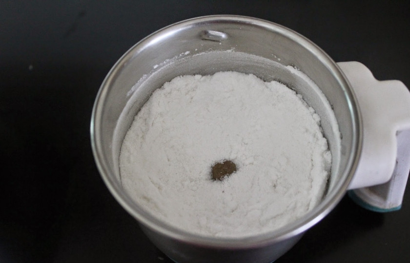 1. Этап. Лимонные маффины: 1. Смешаем сначала все сухие ингредиенты, потом добавим жидкие. Цедру добавим к сухим, сок лимона - к влажным ингредиентам. Перемешаем тщательно.