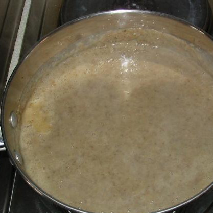 1. Этап. Суп из шампиньонов: Вернуть суп в кастрюлю и нагреть до кипения. Добавить сливки.