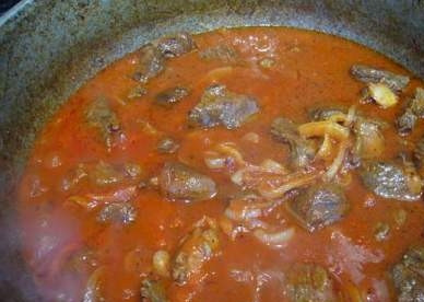 1. Этап. Азу из конины по татарски: Заливаем мясо бульоном, добавляем томатную пасту, соль и молотый перец. Ставим на огонь, доводим до кипения и уменьшаем огонь. А теперь пусть тушится примерно час на небольшом огне. Время зависит от качества мяса, может готовиться и больше.