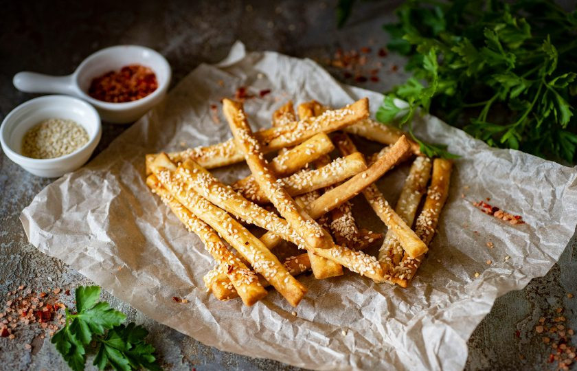 1. Этап. Хрустящие солeные палочки к пиву: Выпекайте хрустящие палочки в уже разогретой до 180 градусов духовке в течение 15 минут.