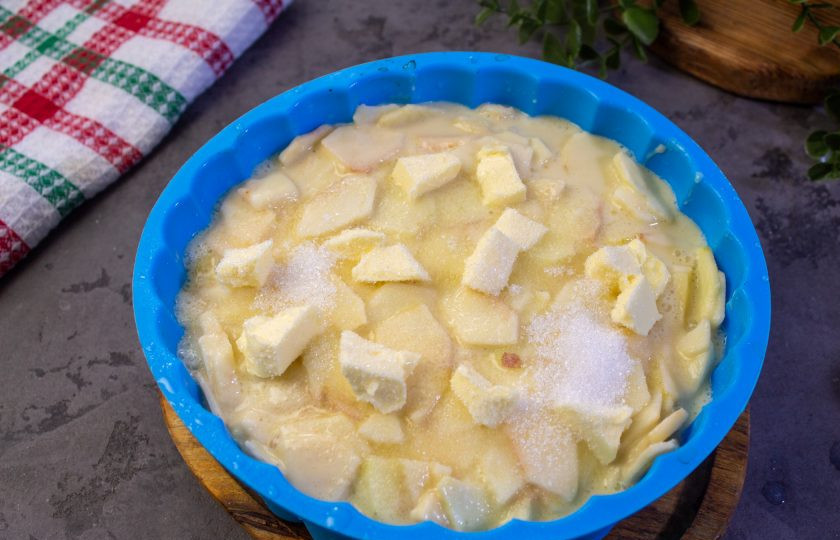 1. Этап. Яблочный пирог сестёр Симили: Переложите в форму для выпечки и сверху разложите кусочки сливочного масла. Также, для сахарной корочки, можно посыпать небольшим количеством сахара. Отправьте в разогретую духовку до 175 градусов на 45-50 минут.