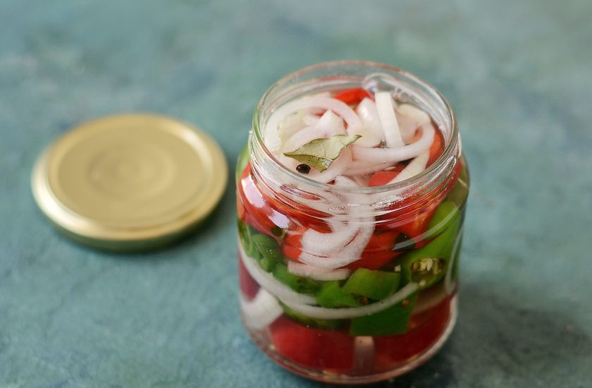 1. Этап. Острый перец на зиму: Залейте в баночку горячий маринад. Закройте крышкой и дайте полностью остыть. Затем уберите в прохладное место.