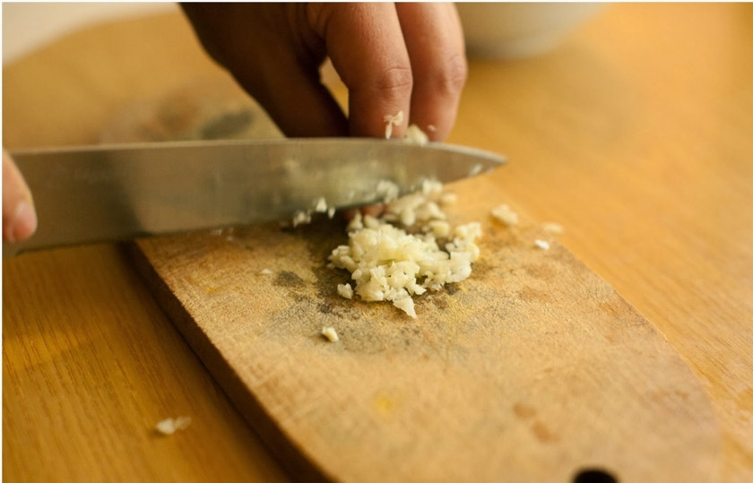 1. Этап. Купаты на сковороде: 2. Мелко режем чеснок, добавим его к курице. Также добавим соль и грузинские приправы на ваш вкус. Хорошо перемешаем, пусть немного постоит, пропитается.