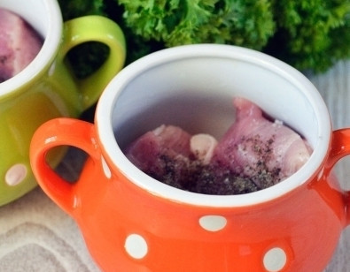 1. Этап. Свинина в горшочке: Выкладываем порезанное мясо в горшочек и добавляем соль и перец по вкусу.