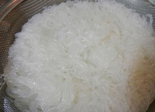 1. Этап. Фунчоза с овощами и мясом: 4. Отварите фунчозу в кипящей воде 3 минуты после закипания, затем откиньте на сито и промойте.