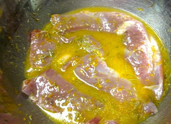 1. Этап. Филе утиной грудки без кожи: Хорошенько обмакните грудки промытые и порезанные на куски в маринад и оставьте мариноваться на час. Ставить в холодильник не обязательно.