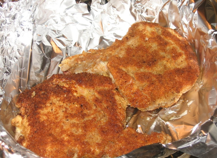 1. Этап. Свиная котлета на косточке: 4. Духовку хорошо разогреть. На противень или в форму для запекания застелить фольгу. Выложить туда обжаренные котлеты и отправить в духовку на 15-20 минут (в зависимости от толщины кусочков) запекаться до готовности.