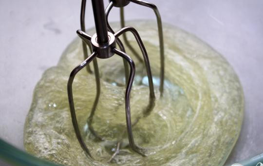 1. Этап. Безе (меренги) с орехами: 1. Яичные желтки отделяем от белков и на низкой скорости начинаем взбивать белки. Чтобы взбивать было легче, белки должны быть комнатной температуры. (Можно так же добавлять щепотку соли или половину чайной ложки сока лимона).