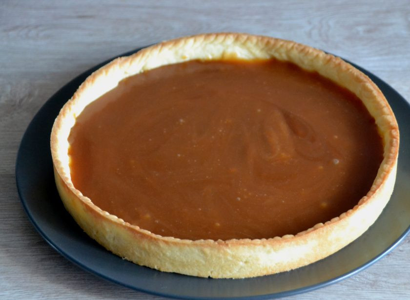 1. Этап. Баноффи пай с выпечкой: Выложите остывшую карамель в испеченную песочную основу.