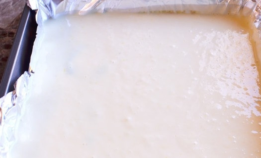 1. Этап. Лимонно-мятный барс: 6. Во вторую половину также добавьте сок одного лимона. Долейте оставшуюся лимонную смесь и снова выпекайте в течение 10 минут. Перед подачей остудите барс и нарежьте на порционные кусочки, украсив мятой.