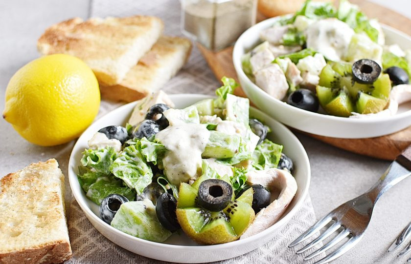 1. Этап. Салат с киви и курицей: Разложите салат по порциям и подавайте с тостами или хлебцами. Приятного аппетита!