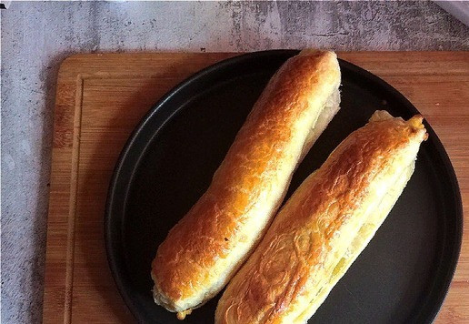 1. Этап. Слойки с колбасками и сыром: Слойки подросли и вширь, и в длину. Готовы.