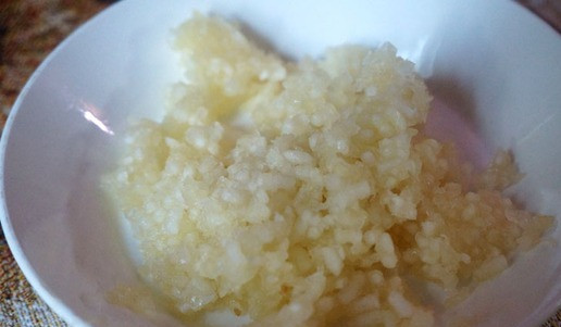 1. Этап. Чахохбили из индейки: Чеснок разделить на зубчики, очистить, раздавить.