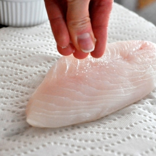 1. Этап. Рыба в кунжуте: Кусок рыбного филе промойте под струей холодной воды, обсушите при помощи бумажного полотенца, посолите и поперчите.