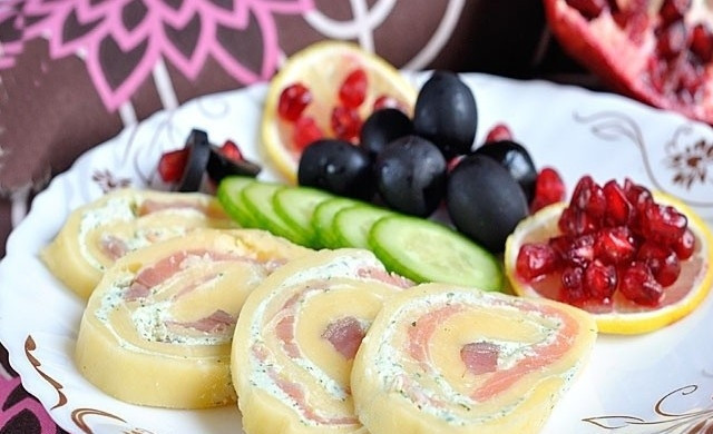 1. Этап. Рулеты с семгой: Заверните ингредиенты в рулет. Поставьте его на полчаса в холодильник. Разрежьте закуску на небольшие порции-рулеты. Приятного аппетита!