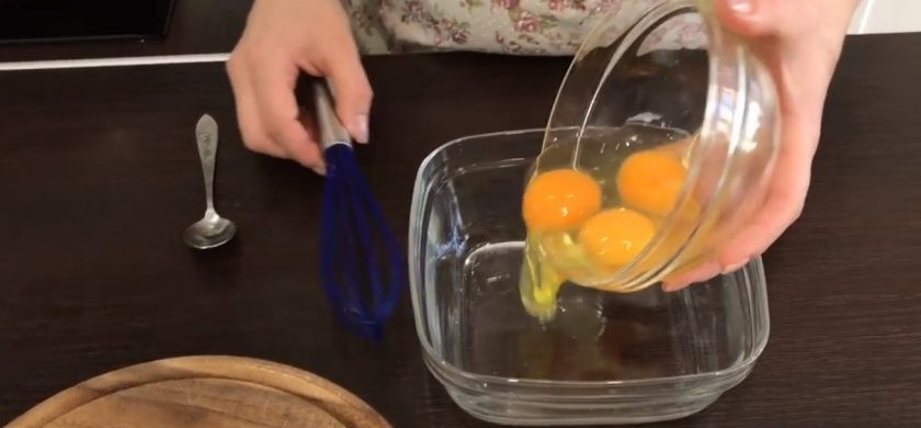 1. Этап. Цветная капуста под сыром (вкусно и полезно): 2. Капусту достаньте из воды и разрежьте на небольшие части. Выложите вареные соцветья в форму для запекания. Приготовьте заправку: яйца слегка перемешайте венчиком, посолите по вкусу, добавьте молоко, специи и перец.